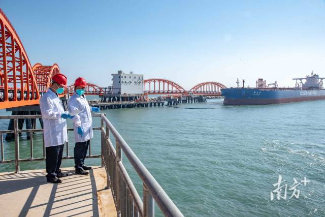汕头海关所属揭阳海关关员对进口原油船舶实施现场监管。袁国宏 摄