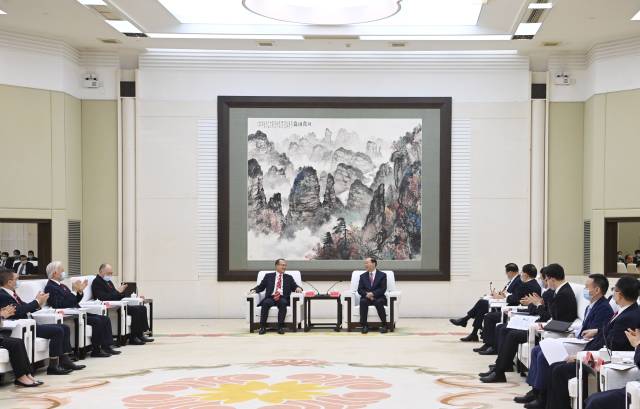 4月25日下午，省委书记黄坤明，省委副书记、省长王伟中在广州会见了以香港中华总商会会长、新华集团主席蔡冠深为团长的香港中华总商会访问团一行。南方+记者 王辉 肖雄 摄