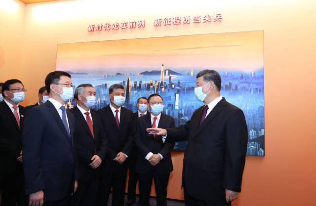 10月14日上午，习近平等参观“从先行先试到先行示范——庆祝深圳经济特区建立40周年展览”。新华社记者 鞠鹏