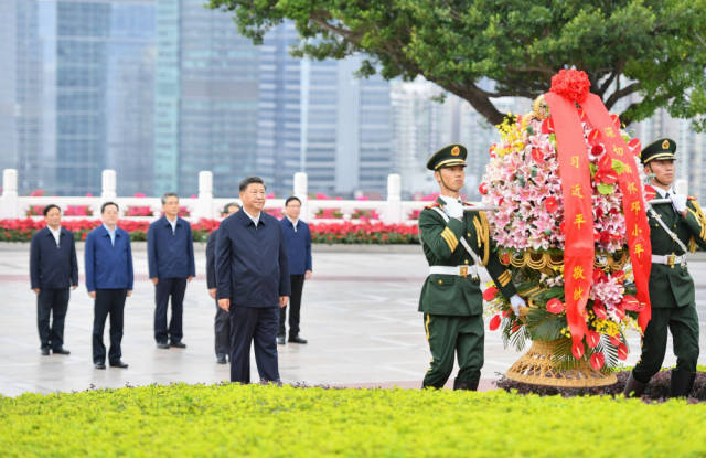 10月14日下午，习近平来到莲花山公园，向邓小平同志铜像敬献花篮。新华社记者 李响 摄