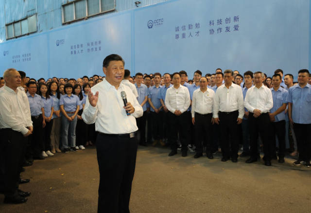 10月12日下午，习近平在潮州市潮州三环（集团）股份有限公司，同企业员工亲切交流。新华社记者 鞠鹏 摄