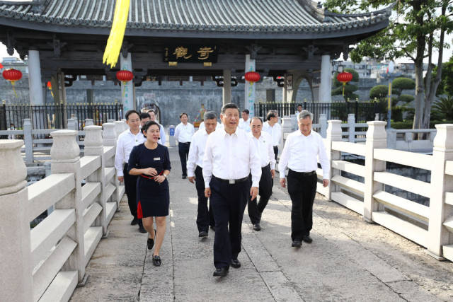 10月12日下午，习近平在潮州市察看广济桥，了解桥梁历史文化特色，听取修复?；で榭鼋樯?。新华社记者 鞠鹏 摄