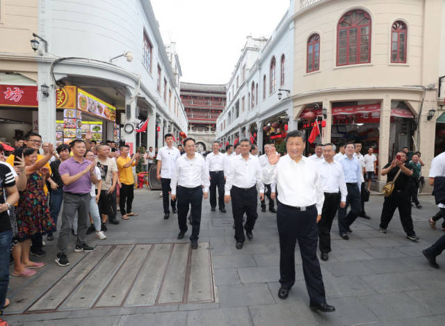 10月12日下午，习近平在潮州古城牌坊街考察时，向群众挥手致意。新华社记者 王晔 摄