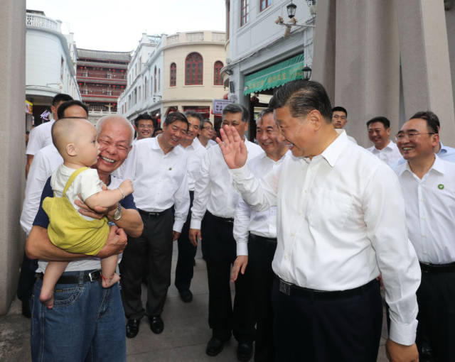 10月12日下午，习近平在潮州古城牌坊街考察时，同群众亲切交流。新华社记者 王晔 摄
