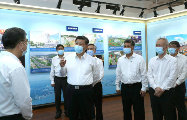 10月13日下午，习近平在汕头市小公园开埠区汕头开埠文化陈列馆考察，了解汕头开埠历史、经济特区发展成就及下一步发展规划情况。新华社记者 鞠鹏 摄