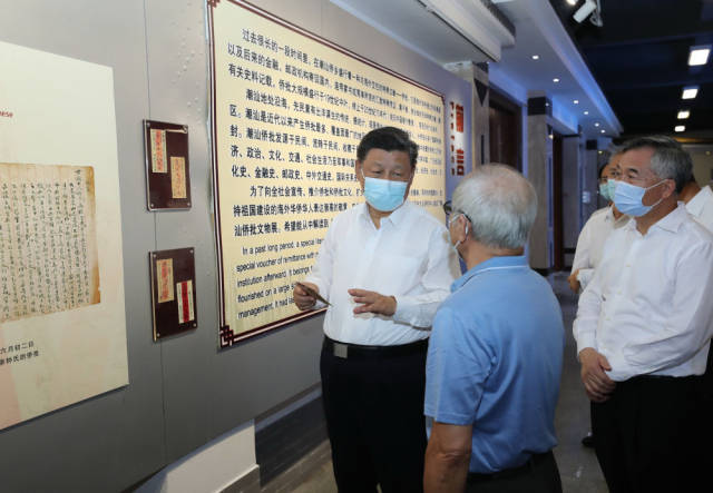 10月13日下午，习近平在汕头市小公园开埠区侨批文物馆考察，了解侨批历史和潮汕华侨文化。新华社记者 王晔 摄