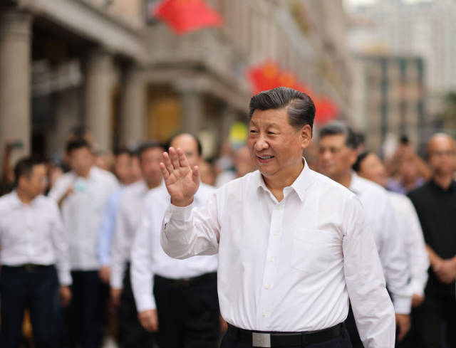 10月13日下午，习近平在汕头市小公园开埠区步行察看街区风貌时，向当地群众和游客挥手致意。新华社记者 王晔 摄