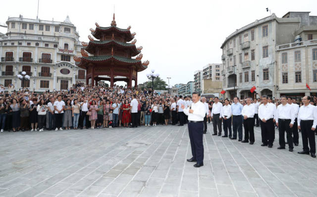 10月13日下午，习近平在汕头市小公园开埠区，同当地群众和游客亲切交流。新华社记者 鞠鹏 摄