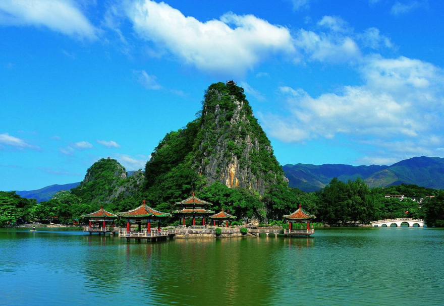 2003年，肇庆从北方引进丹顶鹤，陆续通过打造星湖湿地公园、自主研发繁殖技术手段，让这些北方来的“客人”成功安家南方。20多年来，从当初引进30多只丹顶鹤，到目前园内共有70多只，近5年平均产蛋12枚以上，平均孵化了83%，平均成活率70.5%，凭借此，星湖国家湿地公园成为观鸟、游玩、教育、研究的圣地。图为肇庆星湖国家湿地公园。