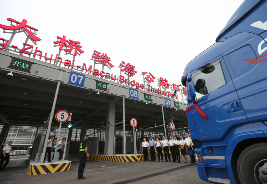 珠海发挥港珠澳大桥联通优势及洪湾中心渔港枢纽作用，建设粤港澳大湾区海产品交易中心，推动珠海渔业产值超80亿元、同比增长9.4%。图为港珠澳大桥珠海公路口岸。
