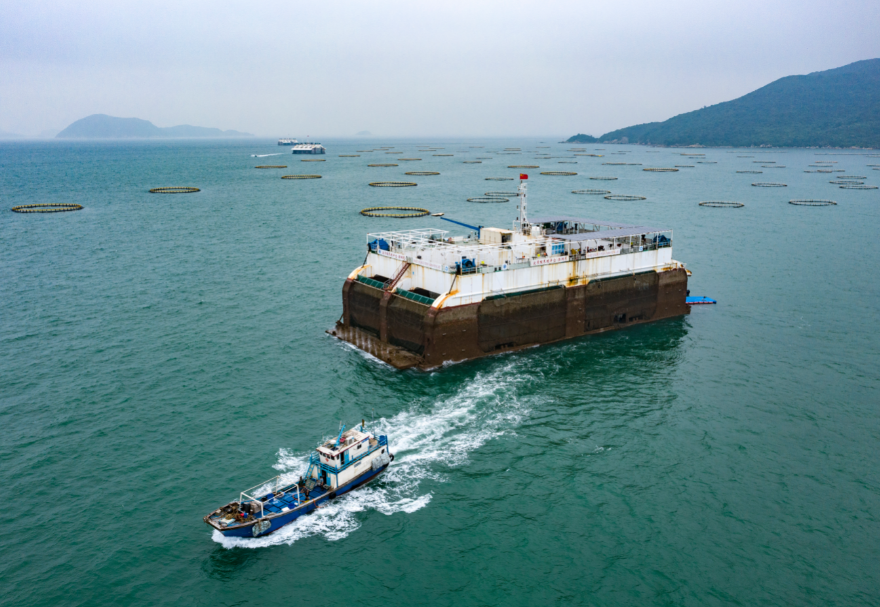 作为国家海洋综合试验场，珠海万山镇发展起了以深远海智能养殖、海洋牧场、休闲渔业等为代表的现代渔业，发展空间广阔。图为满载渔获的渔船正驶离位于万山海域的“澎湖号”海上牧场。