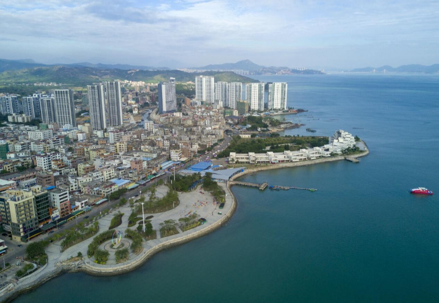 惠州正以大亚湾临海石化为龙头，构建起以海洋交通运输、滨海旅游、海洋渔业、绿色清洁能源业为重点的发展格局，初步建成具有惠州特色的现代海洋产业体系。2022年惠州海洋生产总值约1140亿元，约占全市GDP的21%。图为惠州大亚湾。