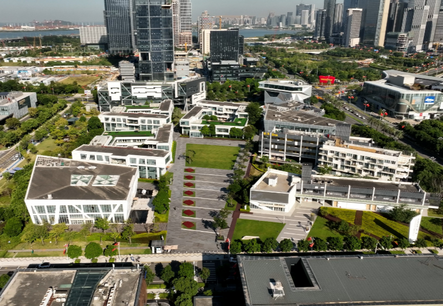 前海深港青年梦工场，由前海管理局、香港青年协会、深圳市青年联合会三方共同发起成立。重点支持智能硬件、移动互联网、文化创意等三大领域创业。截至目前，已累计孵化团队468家，其中港澳台及国际团队236家，团队总融资额超23亿元。图为前海深港青年梦工场。
