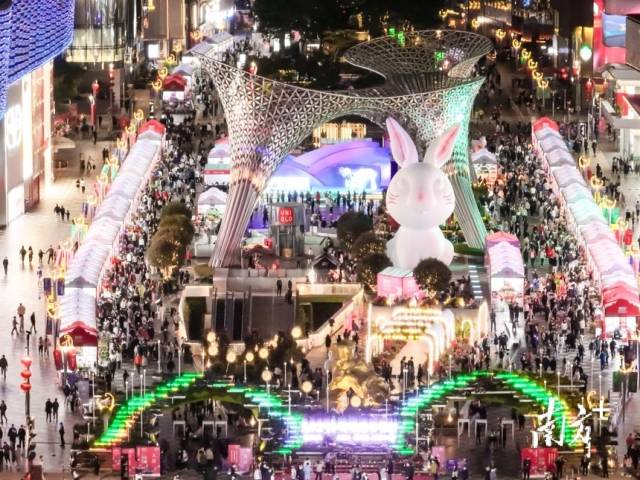 位于深圳福田区的“One Avenue·卓悦中心”商圈是港澳消费者“北上”常去的目的地之一，每到周末人潮涌动。