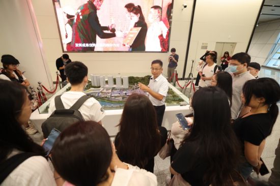 图为深圳市政府口岸办公室通关管理处工作人员为采风团介绍莲塘口岸相关情况。（主办方供图）