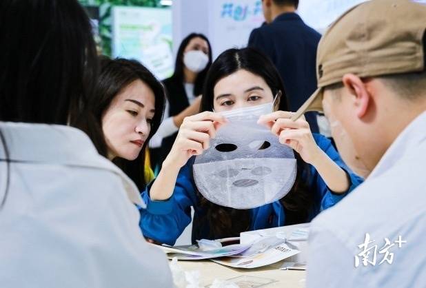 在2023年，摘下口罩后，“彩妆消费”率先回潮。