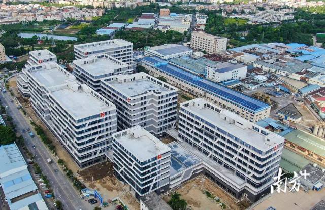 　　中山正在大力推进“工改”，力求闯出产业空间革命新路。图为建成封顶的小榄镇九洲基广成路“工改”项目。 叶志文摄