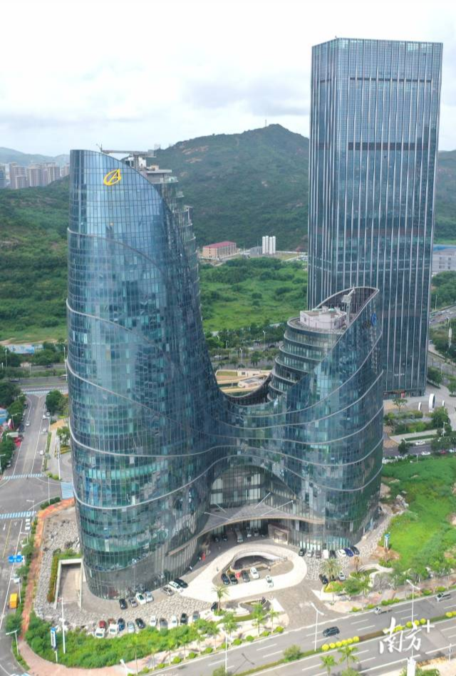 首个子项目将为横琴华策国际大厦提供建筑智能化升级、节能改造服务。 