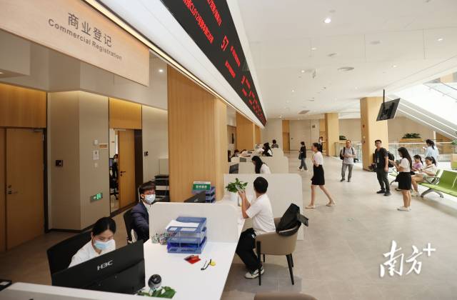 通过“跨境通办、一地两注”机制，投资者可以便捷办理跨境商事登记。 