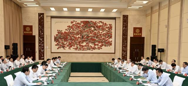 　　10月15日至17日，江苏省党政代表团来粤考察交流。17日下午，两省在广州召开合作交流座谈会，共商粤苏深化合作事宜，携手走好高质量发展之路。南方日报记者 王辉 摄
