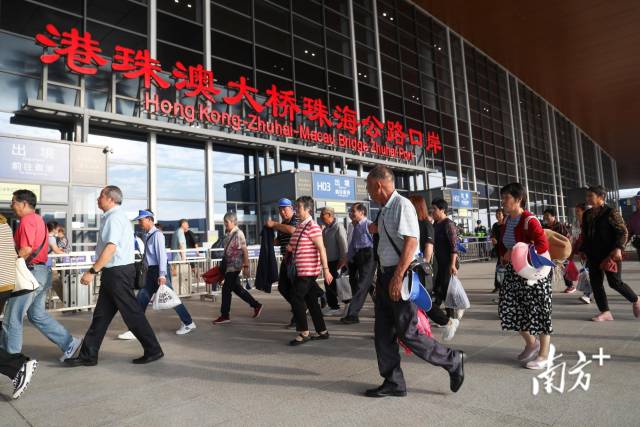港珠澳大桥珠海公路口岸人头攒动。南方+记者 钱文攀 摄