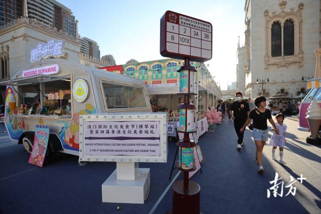 “澳门·横琴艺墟”在横琴开幕，文创及餐饮摊位吸引游客们参观。