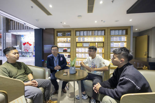 黄成彬（左一）、陈玉麟（左二）与同来横琴发展的澳门青年朋友在莲花社区党群中心相聚。