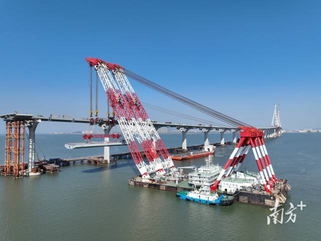 “大桥海鸥号”架设进行中。
