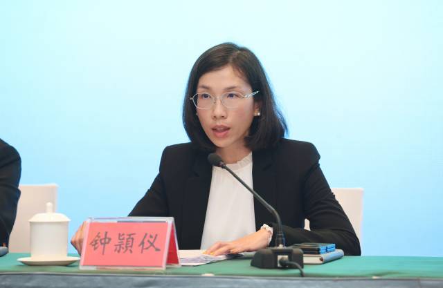 合作区法律事务局局长钟頴仪在发布会上解读政策利好。