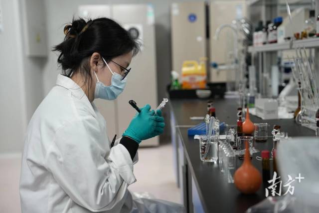 盈科瑞（横琴）药物研究院有限公司实验人员正在工作。