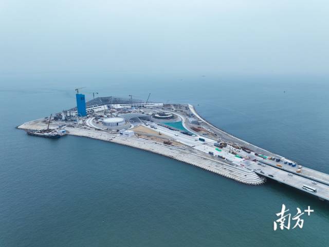 深中通道西人工岛施工现场。