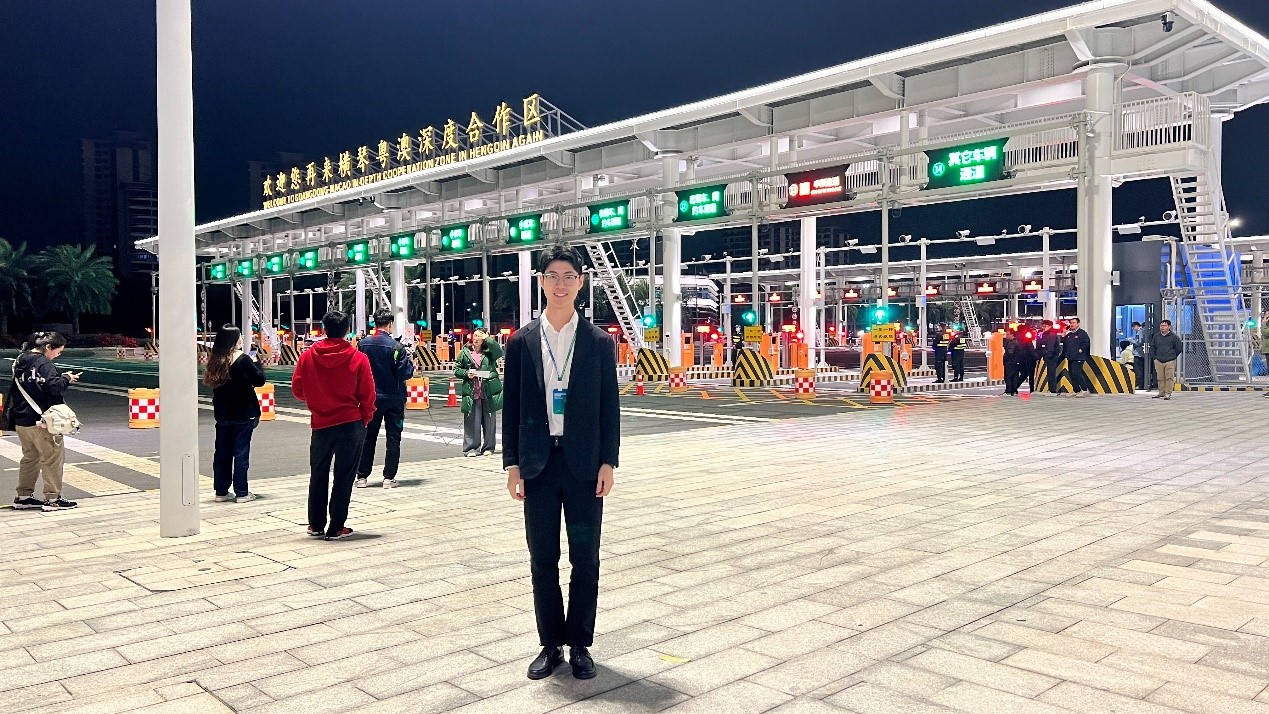3月1日凌晨，澳门青年萧文杰在横琴粤澳深度合作区封关运行现场拍照留念。受访者供图