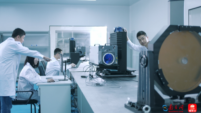 图为季华实验室总装中心科研人员工作场景。（受访者供图）