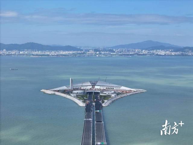 深中通道西人工岛向东，是世界最长的双向八车道海底沉管隧道。