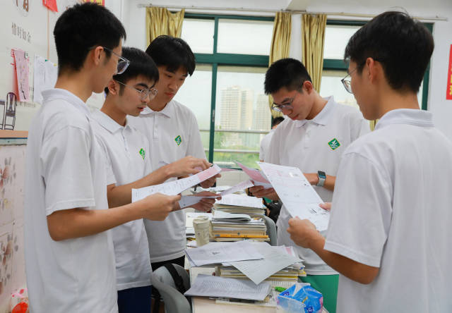 肇庆中学学生讨论。罗馨如 摄