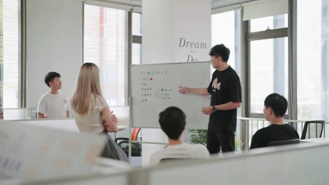 ▲如今的办公室是一个整洁、有朝气、没有太多间隔的空间