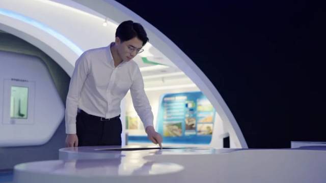 ▲打电话、做材料、见客户、开座谈、看场地......是刘延鑫的一部分工作日常