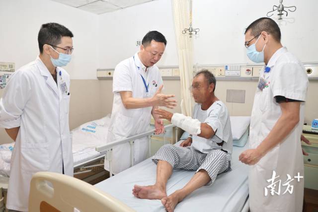 中山市中医院病房。 南方+ 叶志文 拍摄
