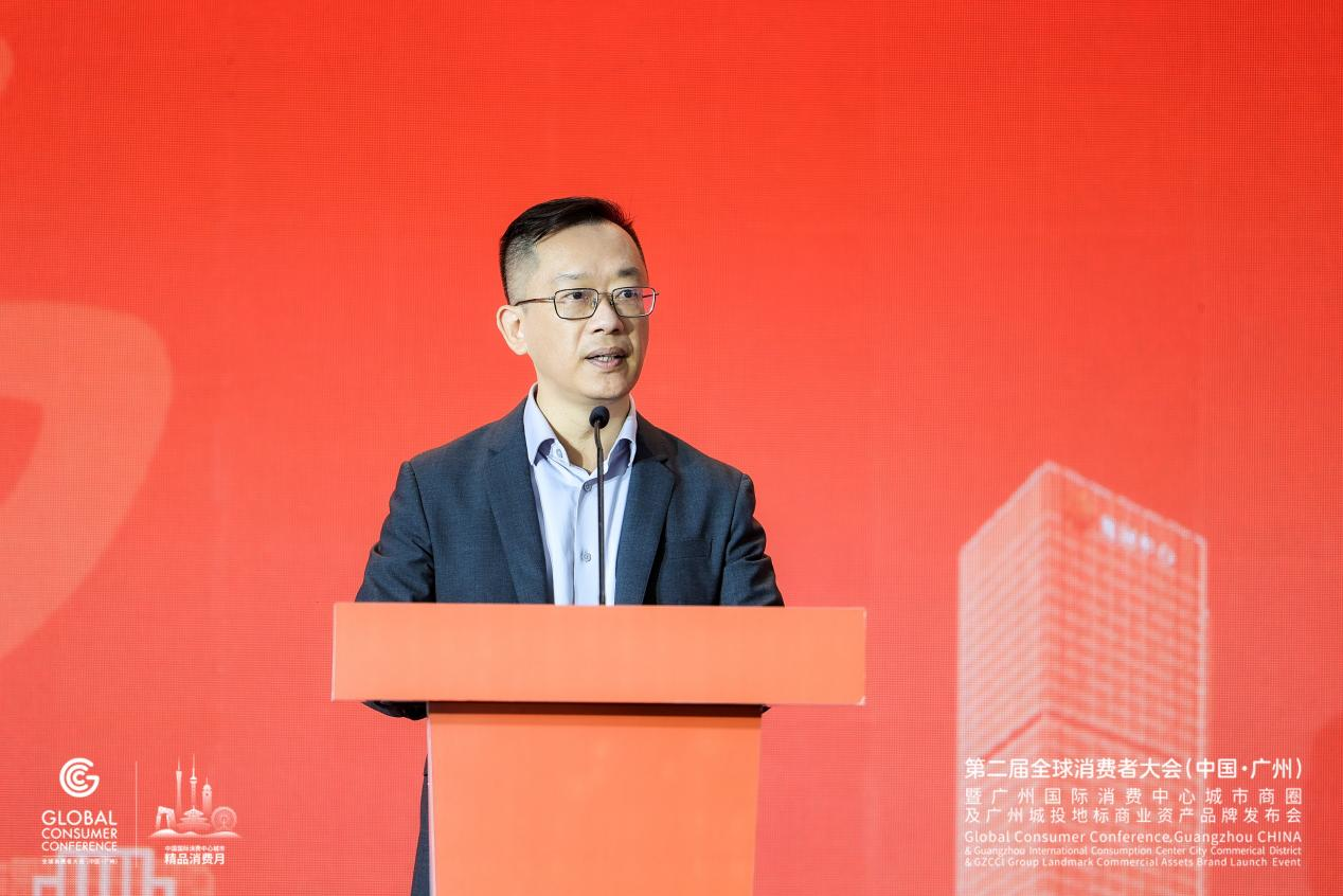 Chen Yanchuan, Deputy Director-General of the Guangzhou Municipal Commerce Bureau, delivers a speech at the conference.