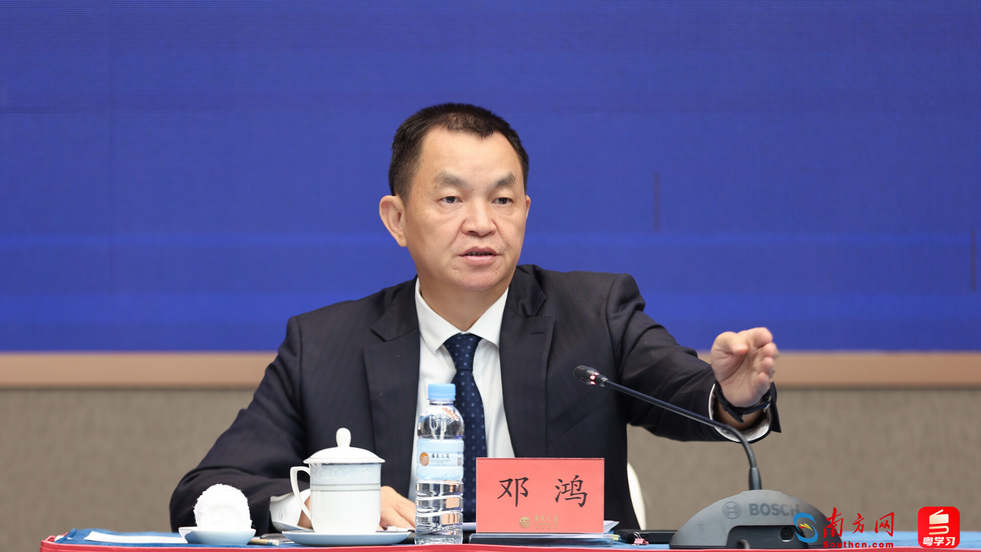 广东省政府新闻办公室副主任邓鸿主持发布会。