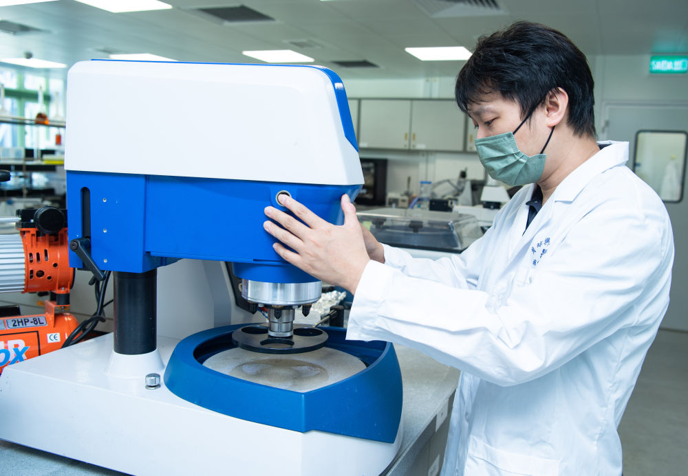 2022年10月6日，澳门科技大学月球与行星科学国家重点实验室助理教授邓志培在实验室内工作。