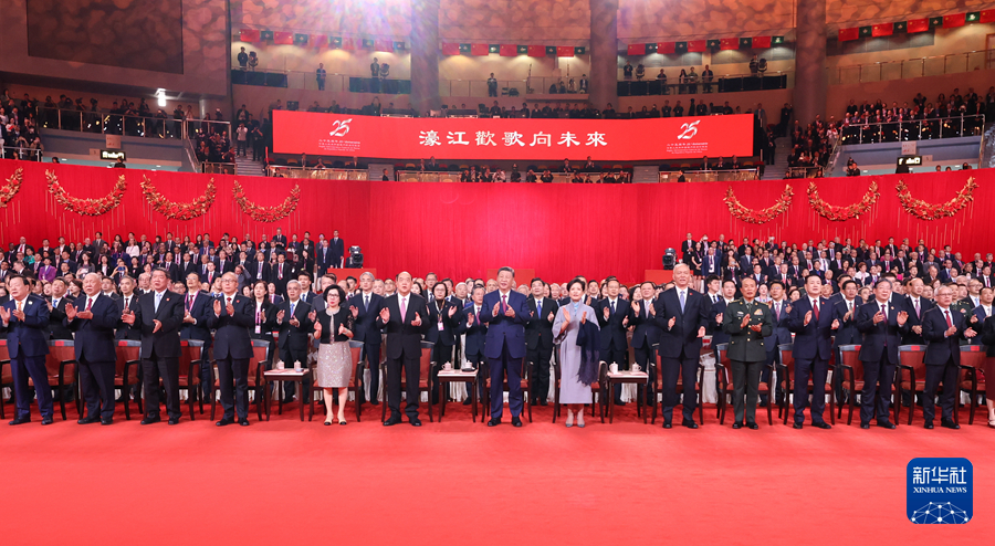  12月19日晚，庆祝澳门回归祖国25周年文艺晚会在澳门东亚运动会体育馆举行。中共中央总书记、国家主席、中央军委主席习近平观看演出。晚会最后，习近平同全场观众一起高唱《歌唱祖国》。新华社记者 丁林 摄
