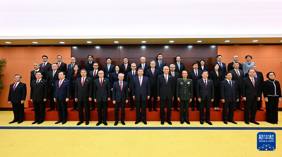 12月20日上午，国家主席习近平在澳门会见澳门特别行政区新任行政、立法、司法机构负责人。新华社记者 殷博古 摄