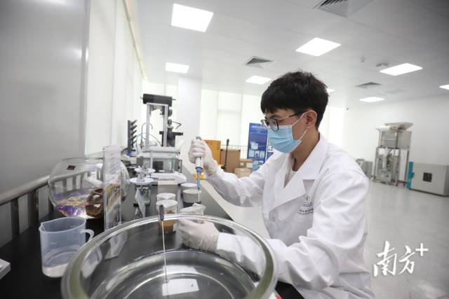 位于横琴·澳门青年创业者内的珠海澳大研究院，工作人员正在进行科研实验。南方+记者 关铭荣 摄
