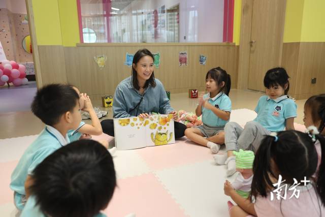 横琴新街坊家庭服务中心，孩子们在听绘本故事。南方+记者 关铭荣 摄