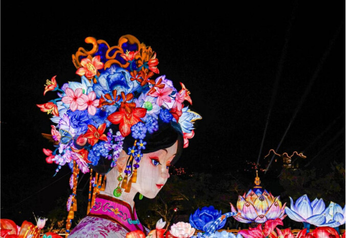 2025年粤港澳大湾区灯会上的《簪花女神》灯景。