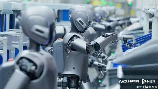 优必选工业人形机器人集群进入极氪5G智慧工厂实训。