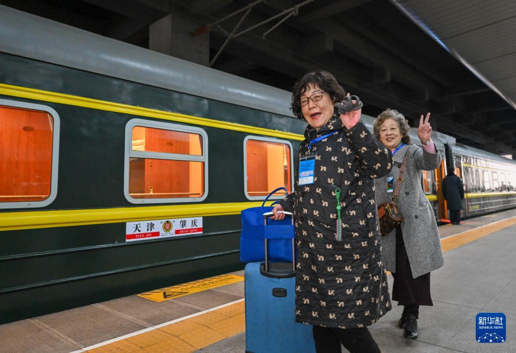 3月15日，银发族游客在天津站准备搭乘银发旅游列车出发。新华社记者 孙凡越 摄