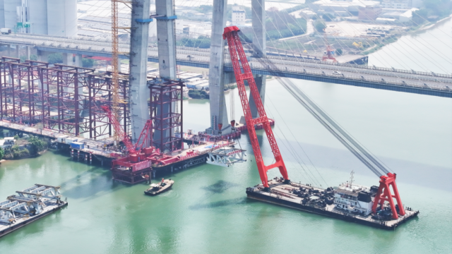 △跨磨刀门水道主桥首榀钢桁梁成功架设，深江高铁建设迎来新进展。
