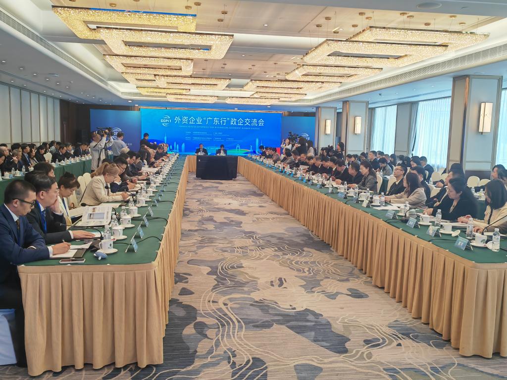 4月2日，外资企业“广东行”政企交流会在广州举行。新华社记者潘洁 摄